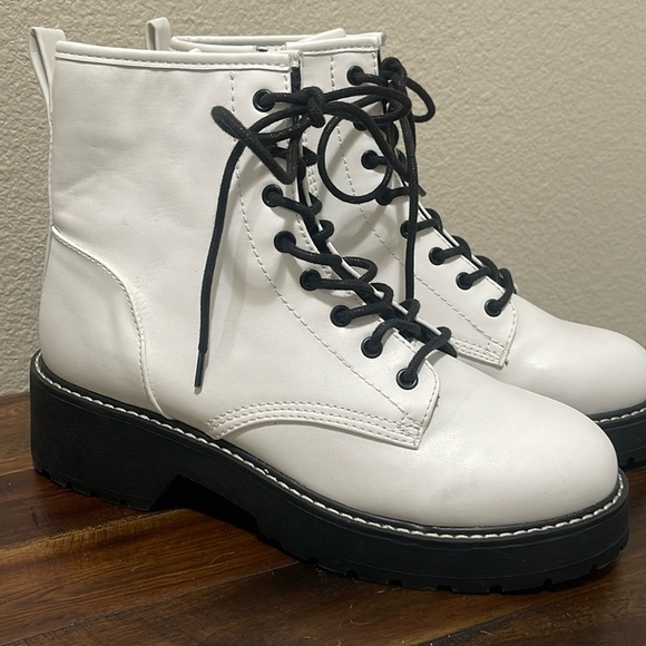 Madden Girl White combat lace up chunky boots size 8.5 - Picture 2 of 11